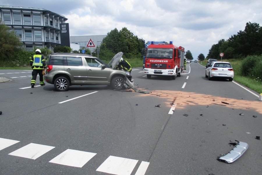 Die Autofahrerin wurde leicht verletzt. Der Motorradfahrer kam mit schwersten Verletzungen ins Krankenhaus. 