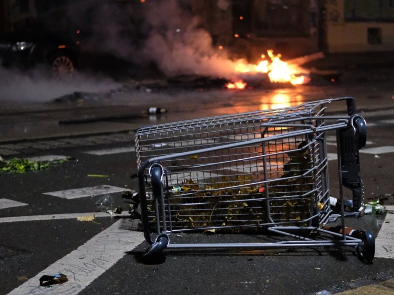 Wolfsburg Einkaufswagen brennt feuer