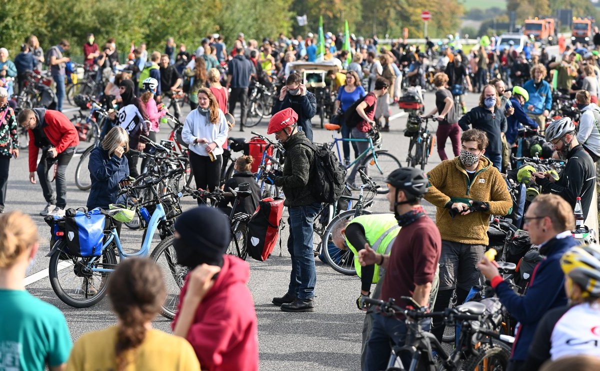 a2 autobahn braunschweig fahrrad aktivisten protest