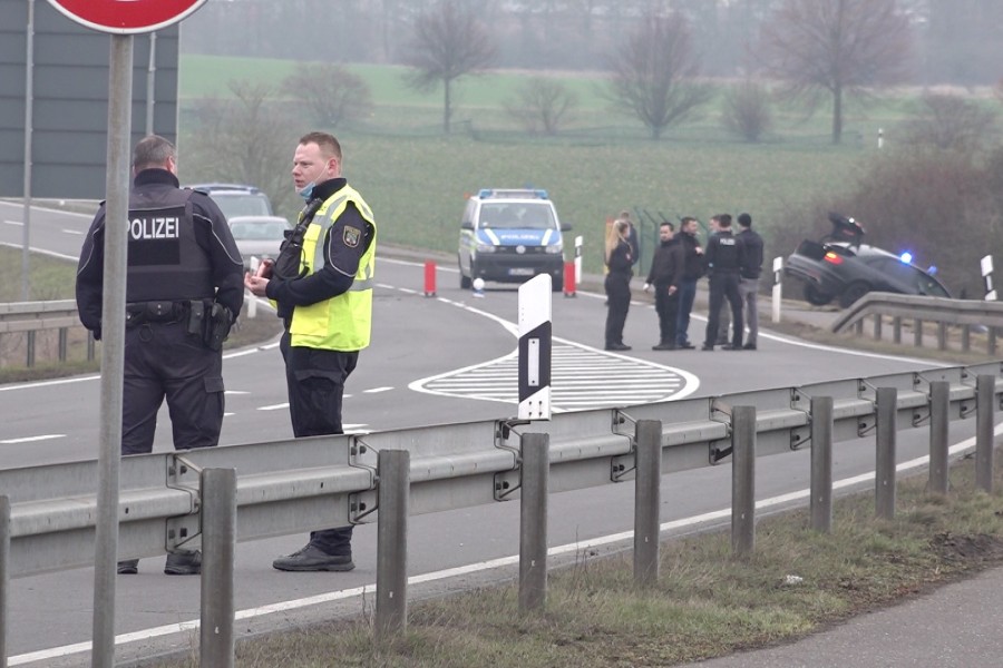 Auch ein Zivilfahrzeug der Polizei landete neben der Fahrbahn.