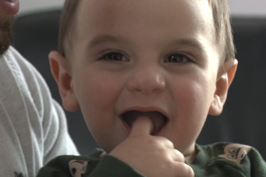 Der kleine 15 Monate alte Matteo hatte im Auto geschlafen, als es plötzlich krachte...