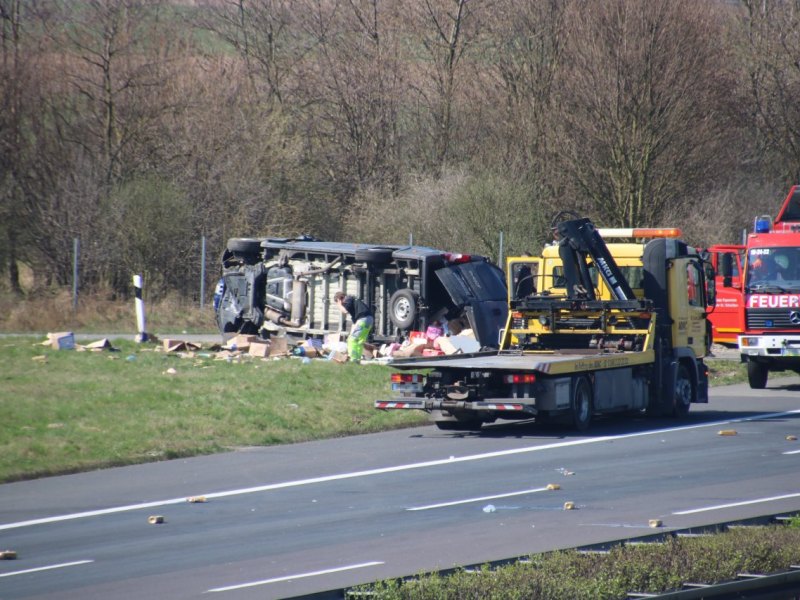 a2 unfall abschlepper laster umgekippt.jpg