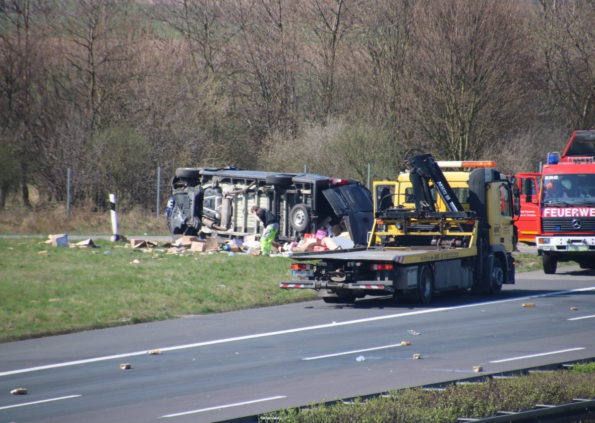 a2 unfall abschlepper laster umgekippt.jpg