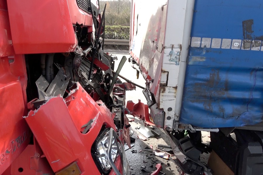 Auf der A2 bei Helmstedt hat es am Mittwoch einen Lkw-Unfall gegeben. Daher brauchst du Geduld. Viel Geduld...