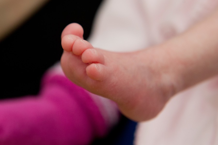 Als Erinnerung können die Mütter etwa einen Stempelabdruck des Babyfußes machen. (Symbolbild)