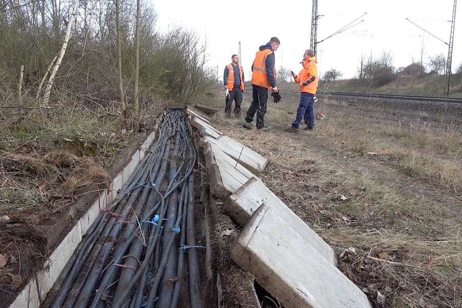 Experten der Bahn sind dabei, die durchtrennten Kabel wieder zu reparieren.