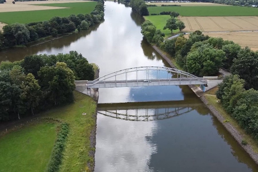 Die Weser bei Balge im Kreis Nienburg - an dieser Stelle wurde Ende April die Leiche der 19-jährigen Andrea aus Schöningen entdeckt, die mit einer Steinplatte am Körper lebend ertränkt worden war. 