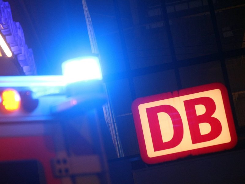 blaulicht bahn bahnhof notarzt rettungswagen