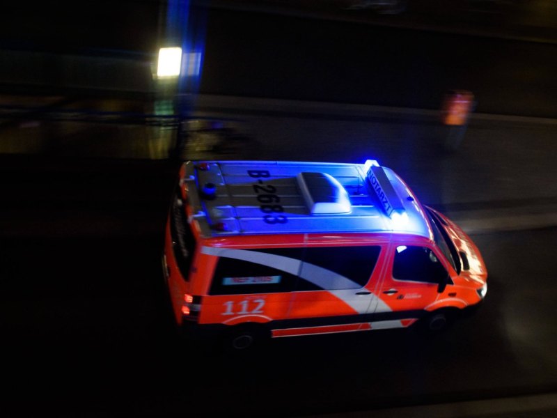 blaulicht notarzt rettungswagen unfall nacht nachts abends