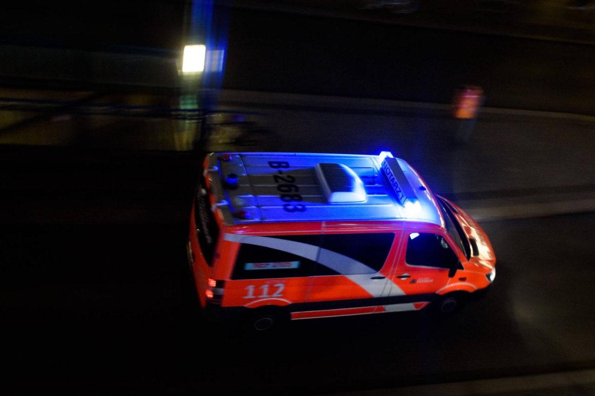 blaulicht notarzt rettungswagen unfall nacht nachts abends