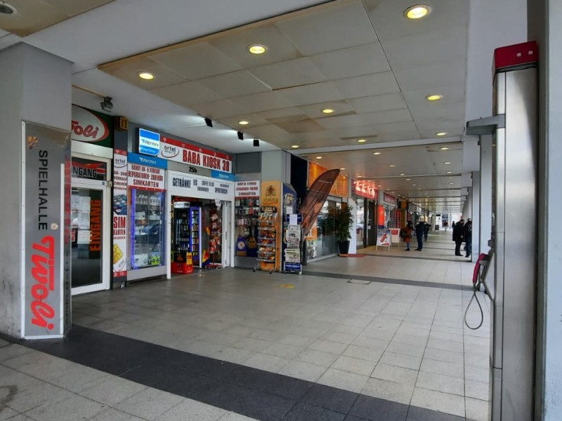 Unter den Rathaus-Kolonnaden gibt es insgesamt drei Kioske, die sehr offensiv mit ihrem alkoholischen Angebot werben.