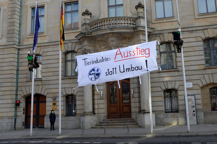 Das Bündnis „Gemeinsam gegen die Tierindustrie“ hing Anfang März ein Banner am Bundesministerium für Ernährung und Landwirtschaft auf. (Archiv)