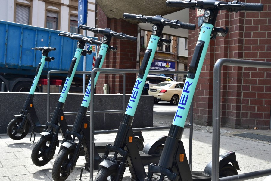 Nicht immer stehen die E-Roller in Braunschweig artig in Reih und Glied.