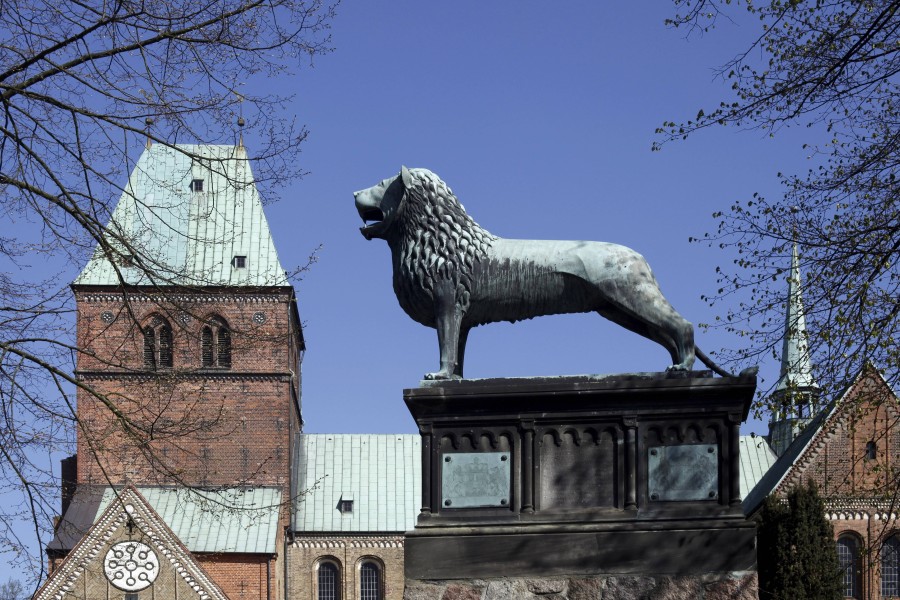 Der Braunschweiger Löwe vor dem Dom in Ratzeburg. 