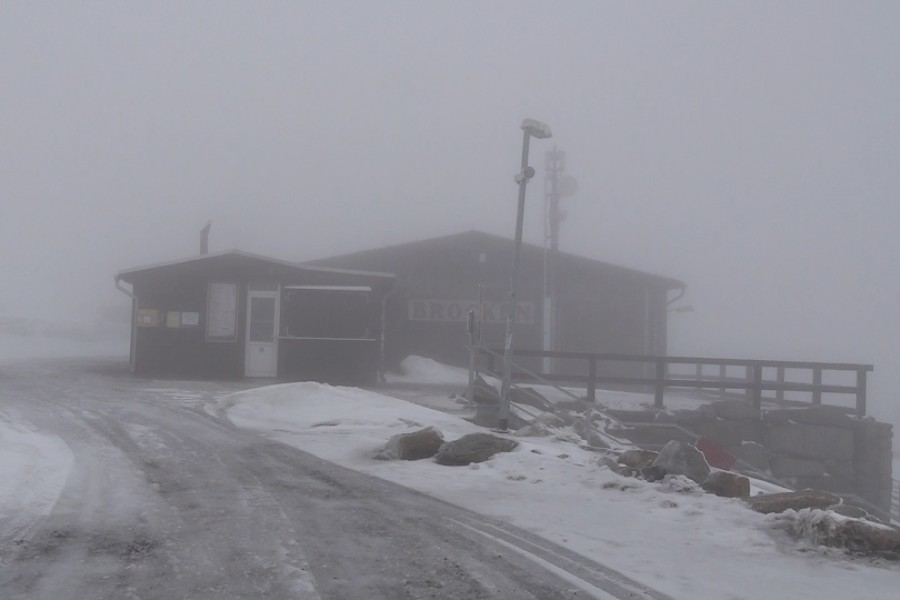 Kein gemütliches Plätzchen derzeit: Der Brockengipfel im Harz ist menschenleer.  