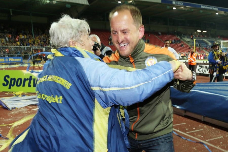 Ein Bild aus alten Zeiten in Braunschweig: "Kurvenmutti" Christel Neumann und Torsten Lieberknecht tanzen im Aufstiegsjahr 2013.