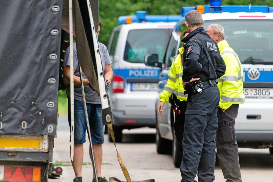 Die Polizei hat zwei Männer im Laderaum entdeckt. (Symbolbild)