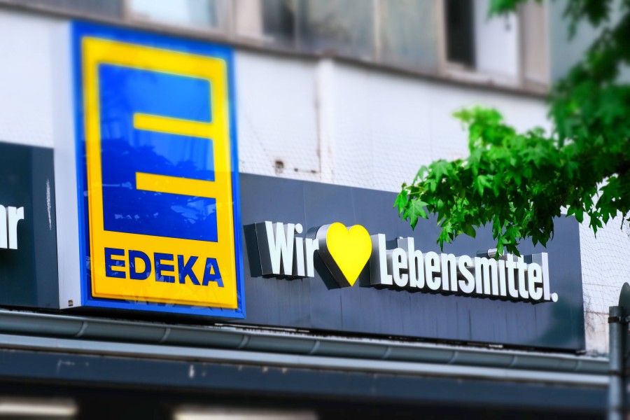 Bei Edeka in Braunschweig hat ein Mann mit einer liebevollen Geste eine Mutter berührt.