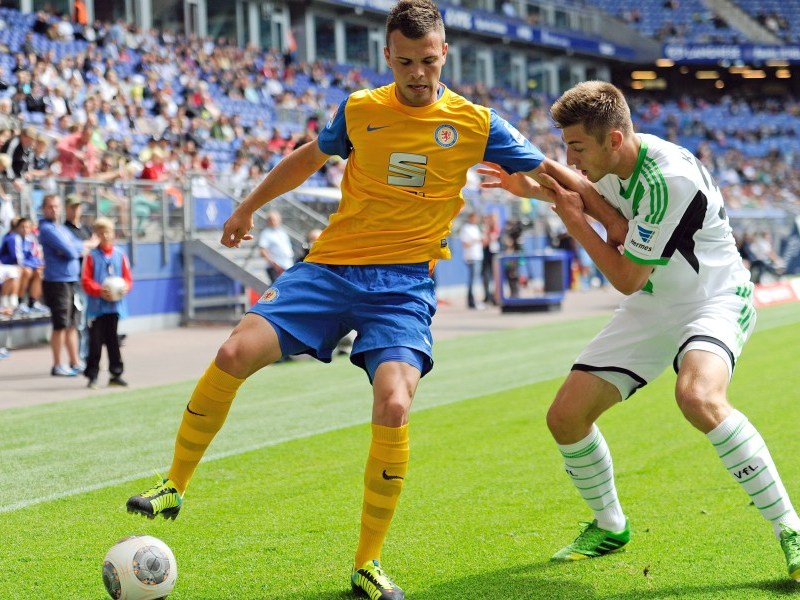 Braunschweigs Orhan Ademi und Wolfsburgs Robin Knoche kämpfen in einem Testspiel 2013 um den Ball.
