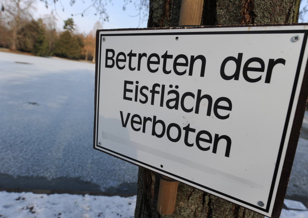 eisfläche betreten verboten schild see zugefroren