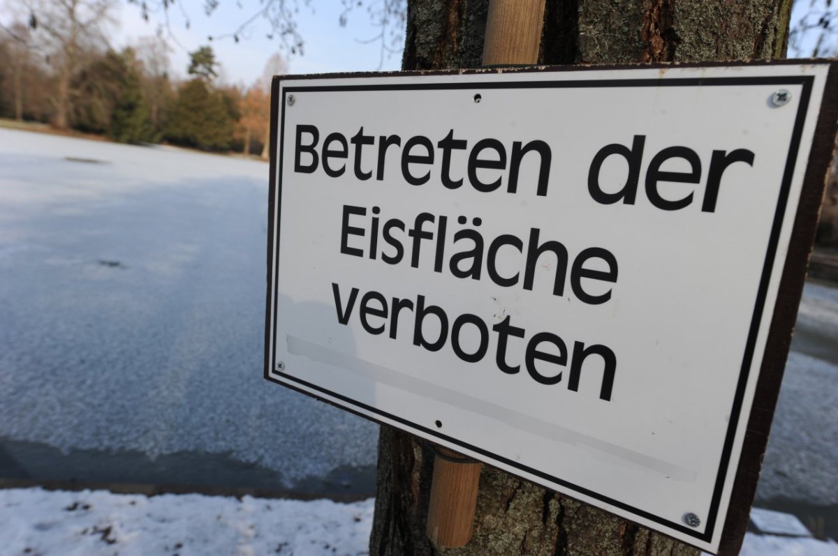 eisfläche betreten verboten schild see zugefroren