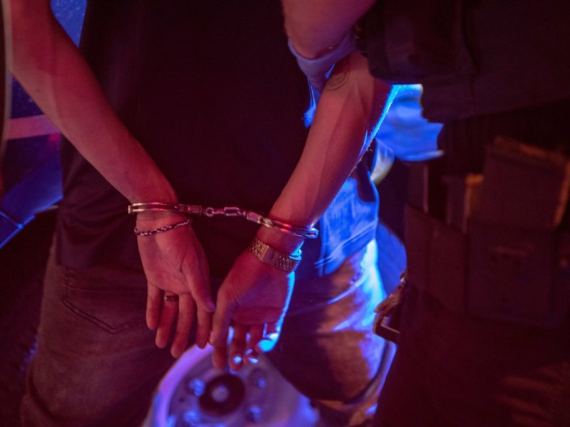 festnahme polizei nacht nachts handschellen mann
