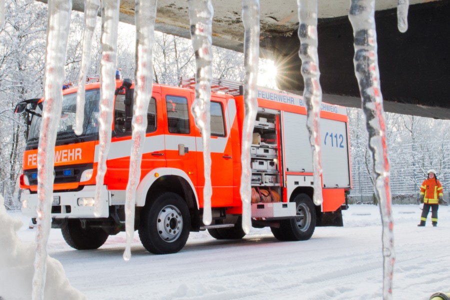 Ein massiver Wasserschaden über sechs Geschosse ist an der TU Braunschweig entstanden. Wasser in allen Aggregatzuständen hat die Feuerwehr beschäftigt... (Archivbild)