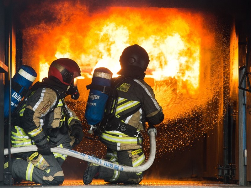 Das Feuer richtete einen hohen Schaden an. (Symbolbild)