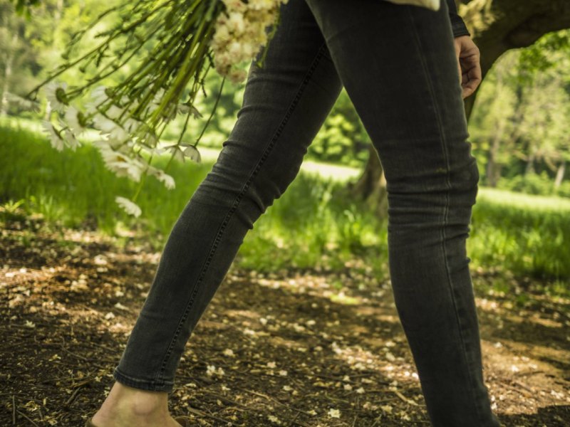 frau spaziergängerin wald park