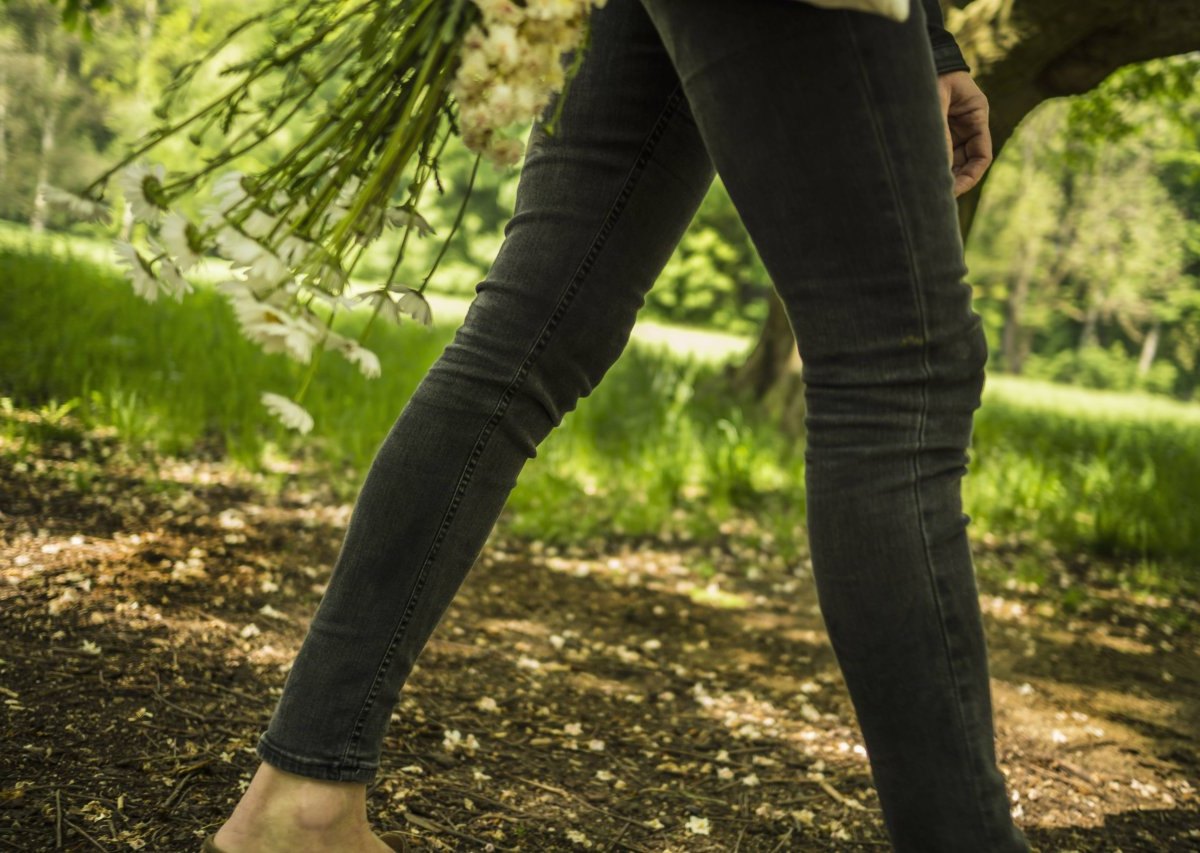 frau spaziergängerin wald park