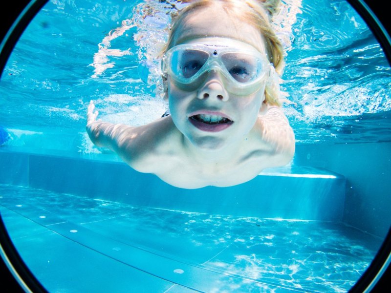 freibad junge schwimmt taucht taucherbrille braunschweig