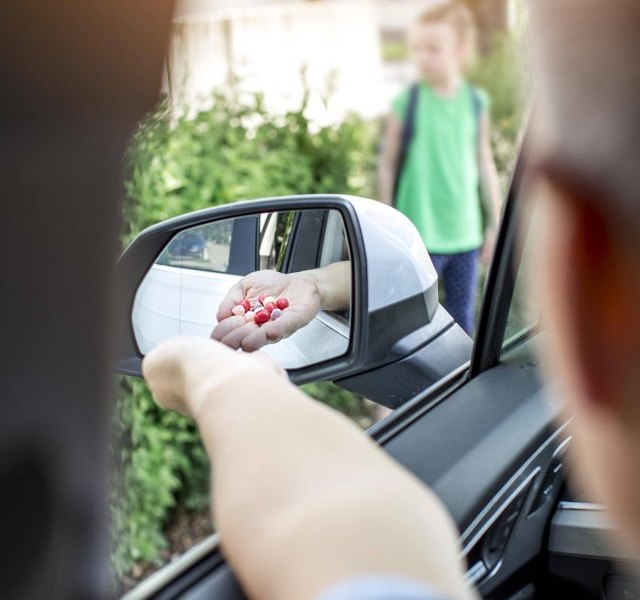 fremder mann lockt kind auto