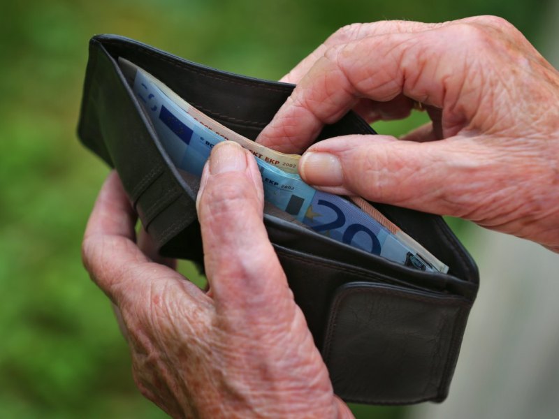 geldscheine frau rentnerin seniorin