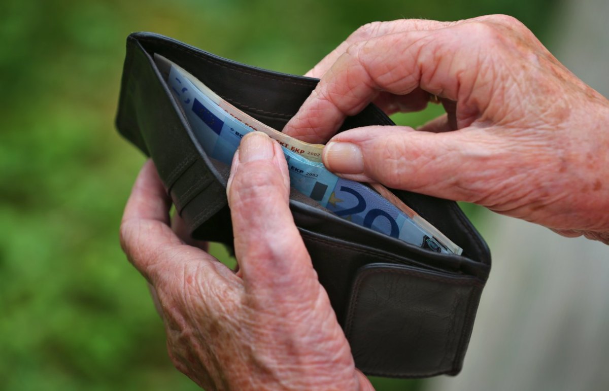 geldscheine frau rentnerin seniorin