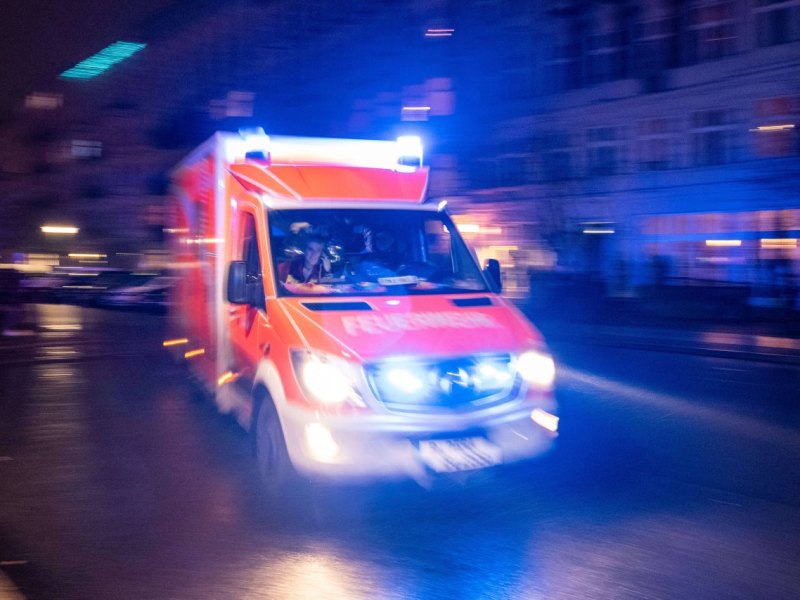 Braunschweig Feuerwehrwagen fährt mit Blaulichtjpg