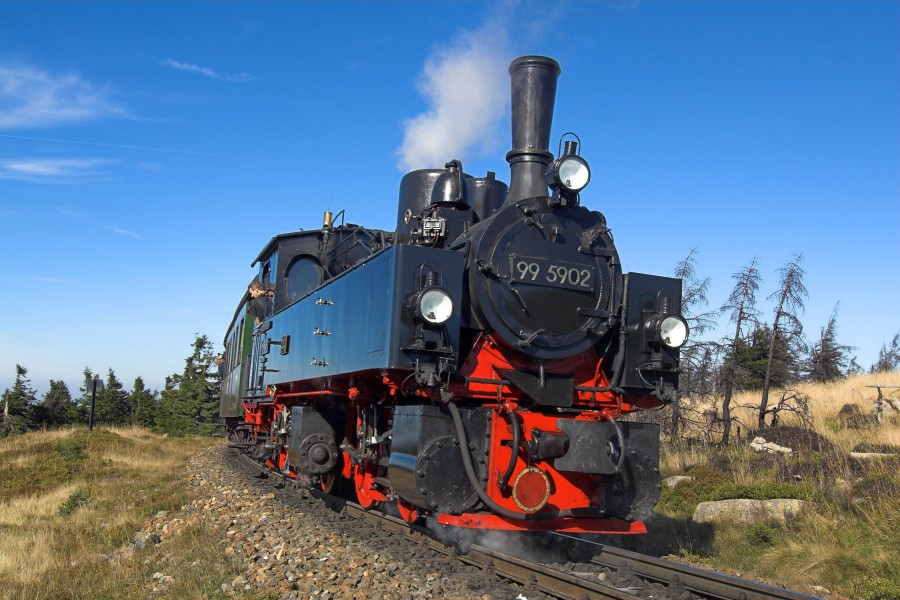 Harz: Die Brockenbahn auf dem Weg zum Gipfel. 