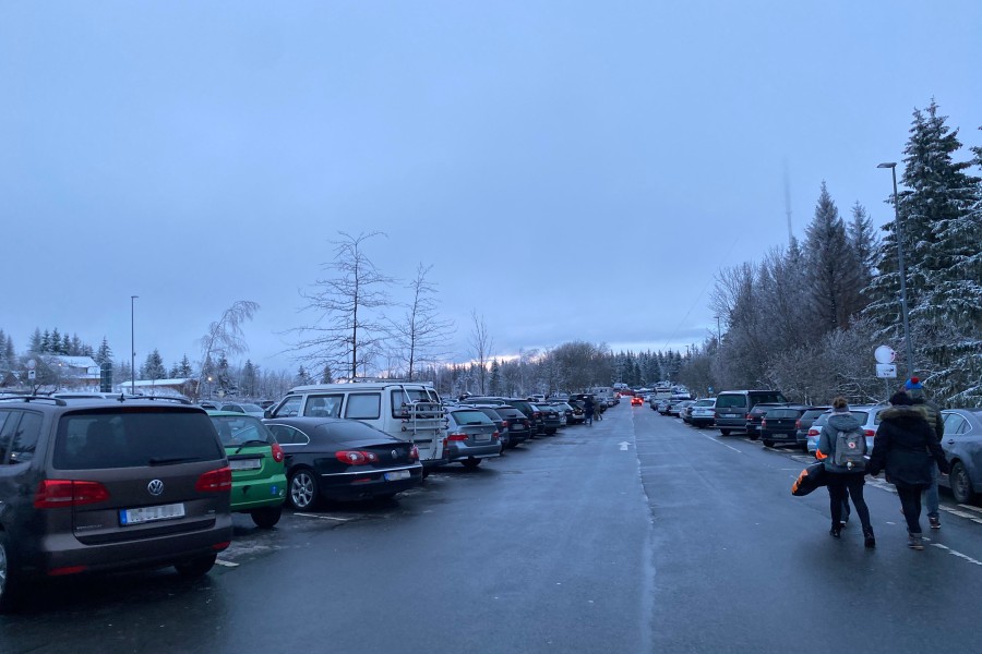 Überfüllte Parkplätze im Harz. 