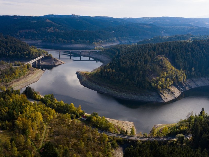 Blick auf die Okertalsperre im Harz.