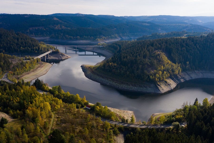 Blick auf die Okertalsperre im Harz. Wissenschaftler mehrerer niedersÃ¤chsischer Hochschulen wollen den Bau neuer Talsperren, Ãœberleitungen zwischen bestehenden Sperren und deren Umbau im Harz weiter erforschen., Olaf Lies (links, SPD), Umweltminister von Niedersachsen, steht wÃ¤hrend seiner Sommerreise mit Andreas Lange, Bereichsleiter Betrieb der Harzwasserwerke, auf der Staumauer der Eckertalsperre im Harz.