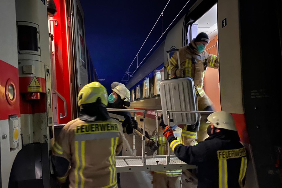 Die Feuerwehr half dabei, den Zug zu evakuieren. 