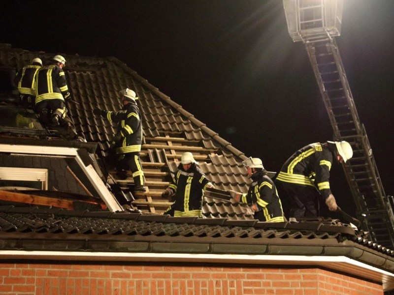 Die Feuerwehr versucht, den Dachstuhl zu löschen.