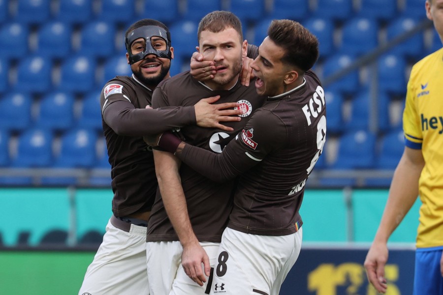 Der FC St. Pauli bejubelt sein frühes 1:0 in Braunschweig.