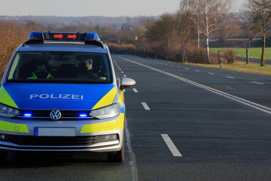 Am Freitagnachmittag prügelten sich zwei Verkehrsteilnehmer aus Wolfenbüttel um das Recht der Vorfahrt – dann ging es den Abhang runter. (Symbolbild)