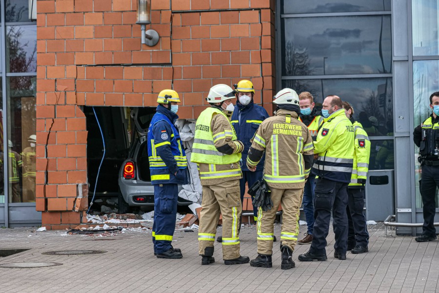 Das Auto kam erst im Innenraum des Markts zum Stehen.