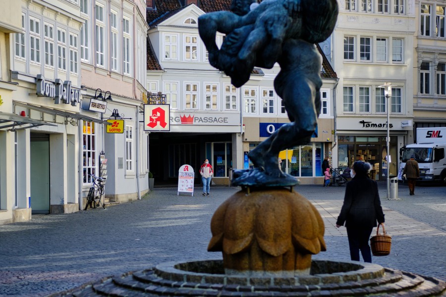 Blick in die mäßig frequentierte Schuhstraße. Trotz der ffnung zahlreicher Einzelhandelsgeschäfte unter strengen Hygienemaßnahmen sind nur wenige Menschen in der Innenstadt unterwegs. 