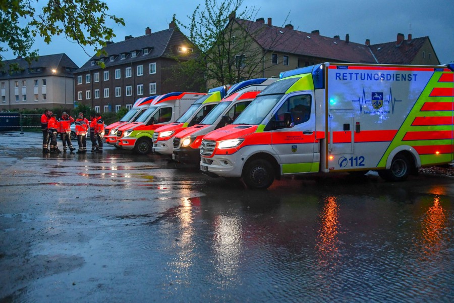 Krankenwagen stehen auf dem Parkplatz am Klinikum Helmstedt bereit. Das Krankenhaus musste zum Teil wegen eines Wasserschadens evakuiert werden. 