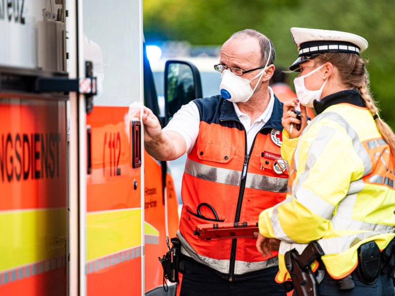 krankenwagen rettungswagen unfall blaulicht polizei maske corona