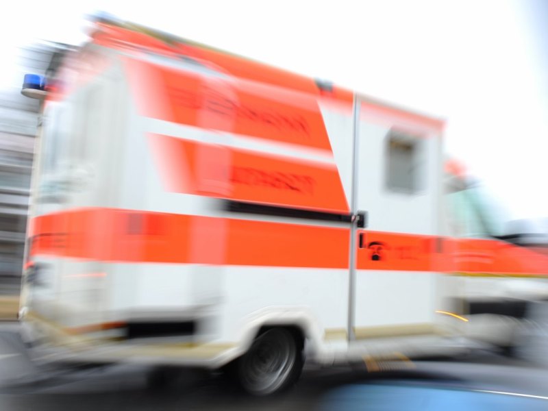 krankenwagen rettungswagen unfall blaulicht
