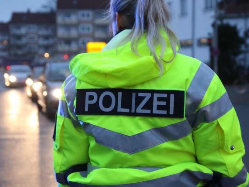 kurden demo salzgitter polizei symbolbild symbolfoto polizistin