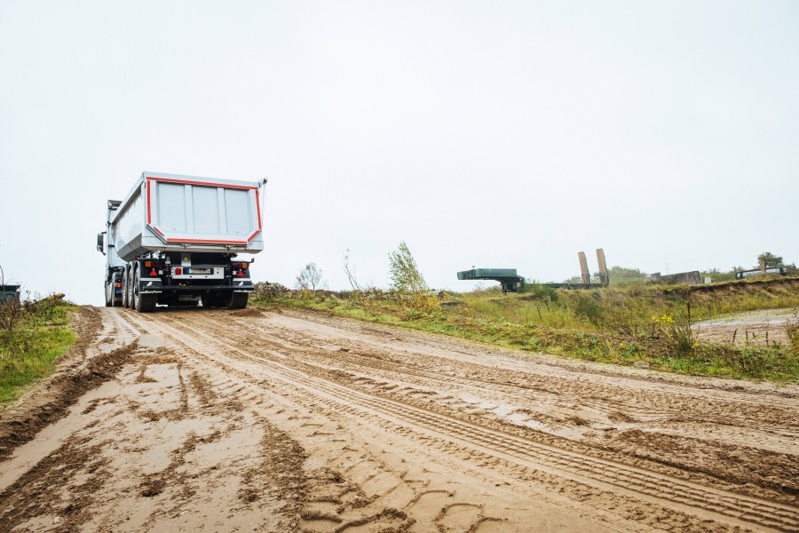 An dem Kies-Lkw entstand ein Schaden in sechsstelliger Höhe. (Symbolbild)